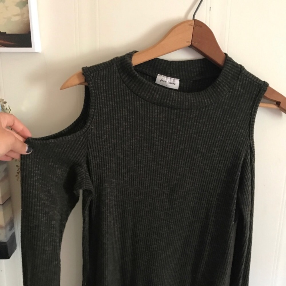 Like new adorable green sweater !